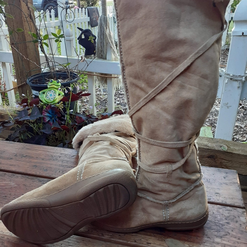 Boots - Picture 2 of 5
